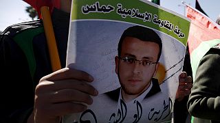 Un periodista palestino abandona la huelga de hambre que casi acaba con su vida