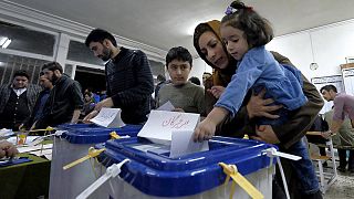 Iran : longues files d'attente devant les bureaux de vote qui ferment plus tard que prévu