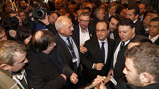 França: Hollande recebido com protestos na Feira de Agricultura de Paris
