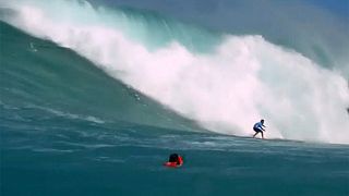 Surf extrême à Hawaï