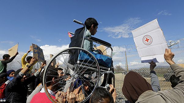 Refugiados en el paso de Idomeni, Grecia: "¡Ayudadnos, abrid las fronteras!" Refugiados en el paso de Idomeni, Grecia: "¡Ayudadnos, abrid las fronteras!"