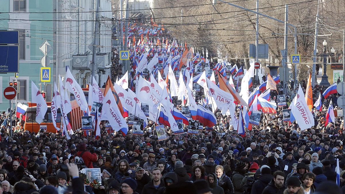 الآلاف يخرجون في موسكو إحياء للذكرى الأولى لاغتيال نيمتسوف
