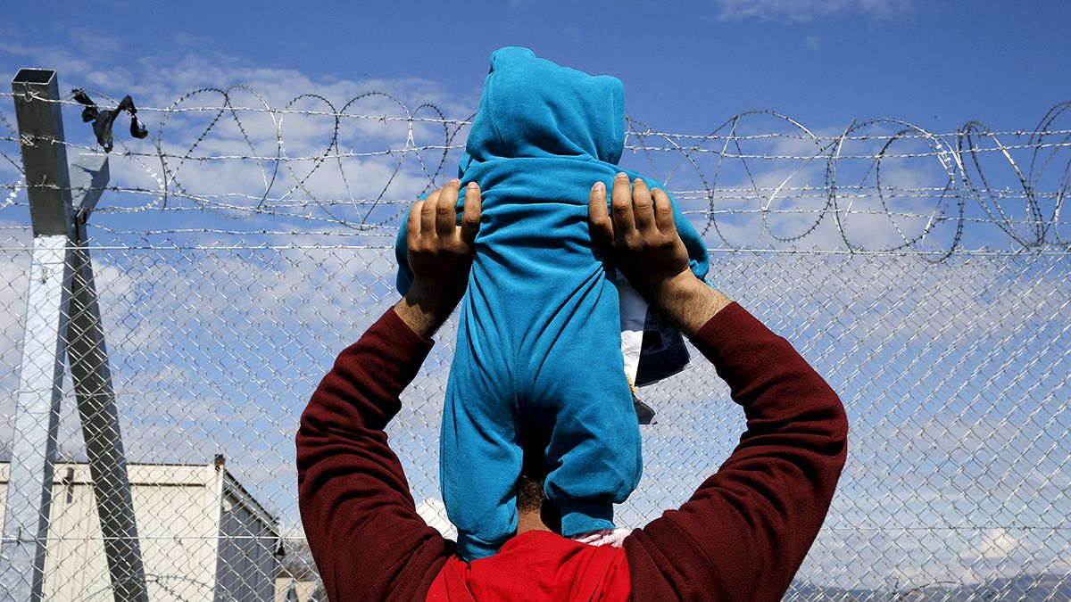 Rövid időre megnyitotta Macedónia a menekültek előtt a határt