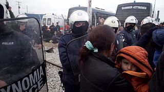 Migranti: tensione a confine greco-macedone, emergenza si aggrava