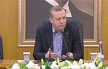 Turquia: Erdogan "não respeita" decisão do Tribunal Constitucional de libertar jornalistas