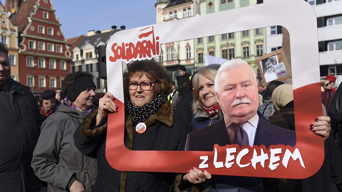 Milhares de polacos manifestam-se em apoio a Lech Walesa