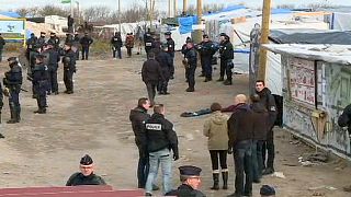 França: Polícia inicia desmantelamento da "selva" de Calais
