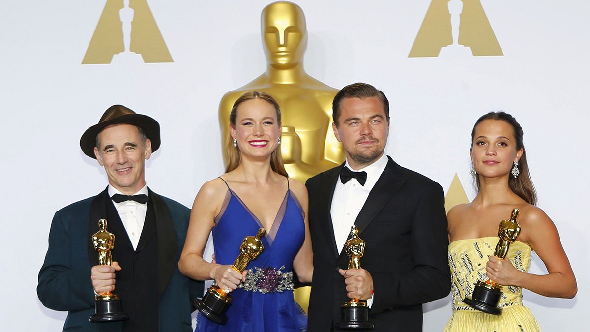 Leonardo DiCaprio Oscar heykeline kavuştu