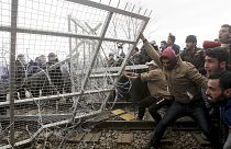 مهاجران نرده فلزی را در حضور پلیس مقدونیه شکستند