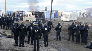 Dismantling the Calais 'Jungle' camp begins
