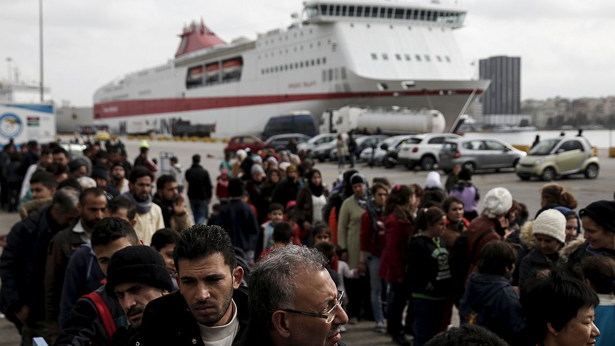 Греция: несмотря на хаос на границе, беженцы прибывают в порт Пирей