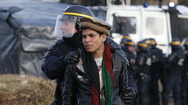Ausschreitungen bei Teilräumung von Flüchtlingslager in Calais Ausschreitungen bei Teilräumung von Flüchtlingslager in Calais
