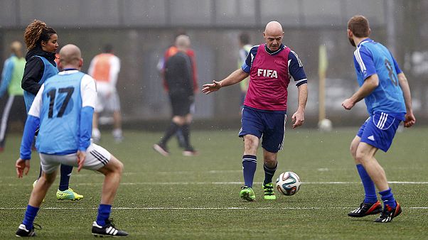 Első munkanapján focizott a FIFA új elnöke Első munkanapján focizott a FIFA új elnöke