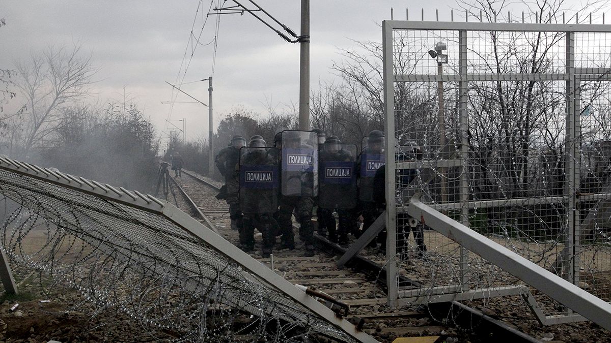 اللاجئون...غاز مُسيل للدموع على الحدود المقدونية وأحضان مفتوحة في إيطاليا