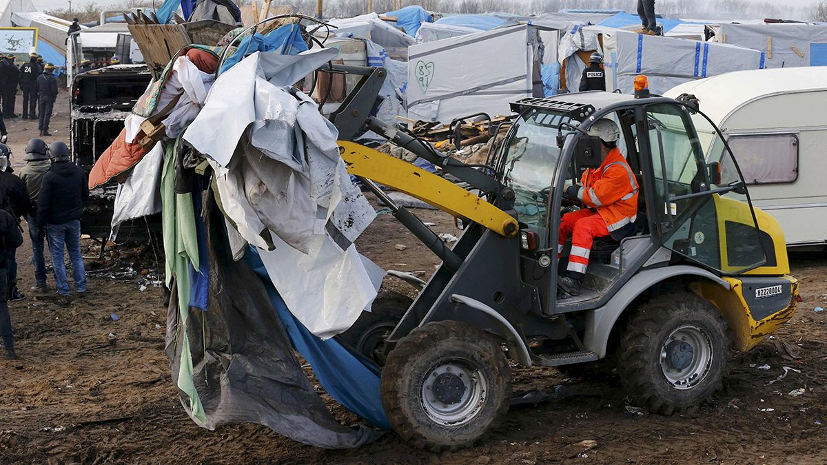 More confrontations at Calais migrant camp after bulldozers move in