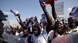 Haitianos manifestam-se em apoio de Jean-Bertrand Aristide e contra interferência internacional
