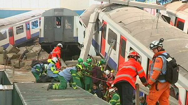 Los servicios de emergencia del Reino Unido se preparan para lo peor Los servicios de emergencia del Reino Unido se preparan para lo peor