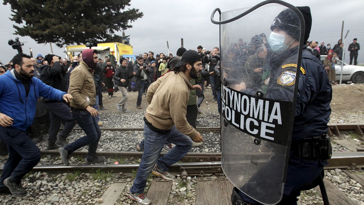 Más de 20.000 refugiados están atrapados en un mar de barro y frustración a las puertas de Macedonia