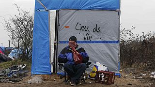 لاجئة تقطع معصمها عقب إخلاء "مخيم الغابة" في كاليه الفرنسية