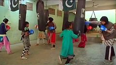 Pasión por el boxeo femenino en un humilde barrio de Karachi