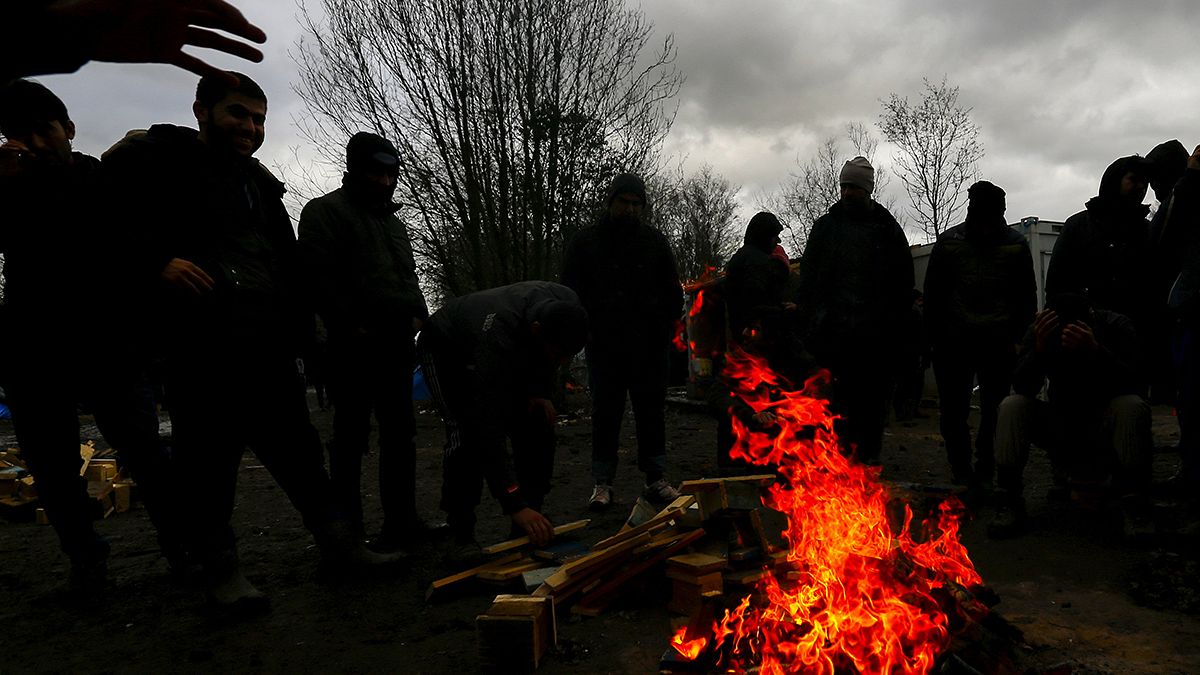 Fogo destrói barracas no campo de migrantes de Calais