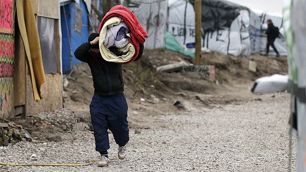 Buldózerekkel tüntetik el a Calais melletti dzsungelt Buldózerekkel tüntetik el a Calais melletti dzsungelt