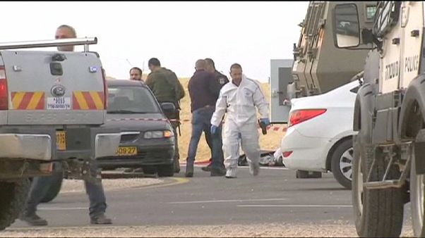 Dos palestinos han muerto tiroteados cuando atacaban a un colono en Cisjordania ocupada Dos palestinos han muerto tiroteados cuando atacaban a un colono en Cisjordania ocupada