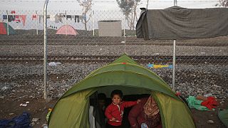 Bruselas propone a los Veintiocho entregar ayuda humanitaria a Grecia para que afronte la crisis de los refugiados