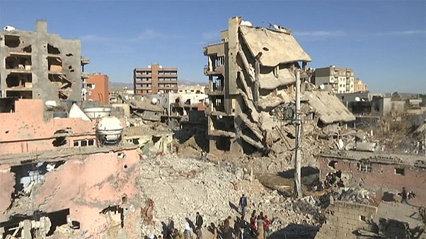 Turquia: Habitantes regressam à povoação devastada de Cizre Turquia: Habitantes regressam à povoação devastada de Cizre