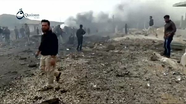 Siria: in fila per gli aiuti umanitari mentre la guerra continua Siria: in fila per gli aiuti umanitari mentre la guerra continua