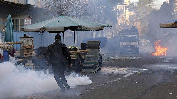 Confrontos entre manifestantes pró-curdos e polícia turca em Diyarbakir Confrontos entre manifestantes pró-curdos e polícia turca em Diyarbakir