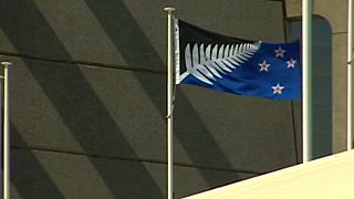 Yeni Zelanda bayrağını son kez oyluyor