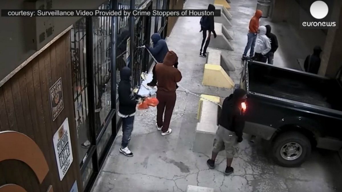 Video: Gang steals 50 guns from firearm shop in 2 minutes