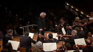 Daniel Barenboim dirige concerto em Berlim em honra dos refugiados e voluntários das ONG