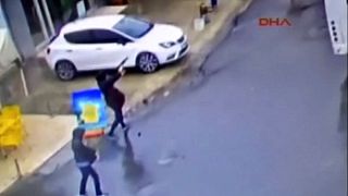 Video: Zwei Attentäterinnen greifen Polizeistation in Istanbul an