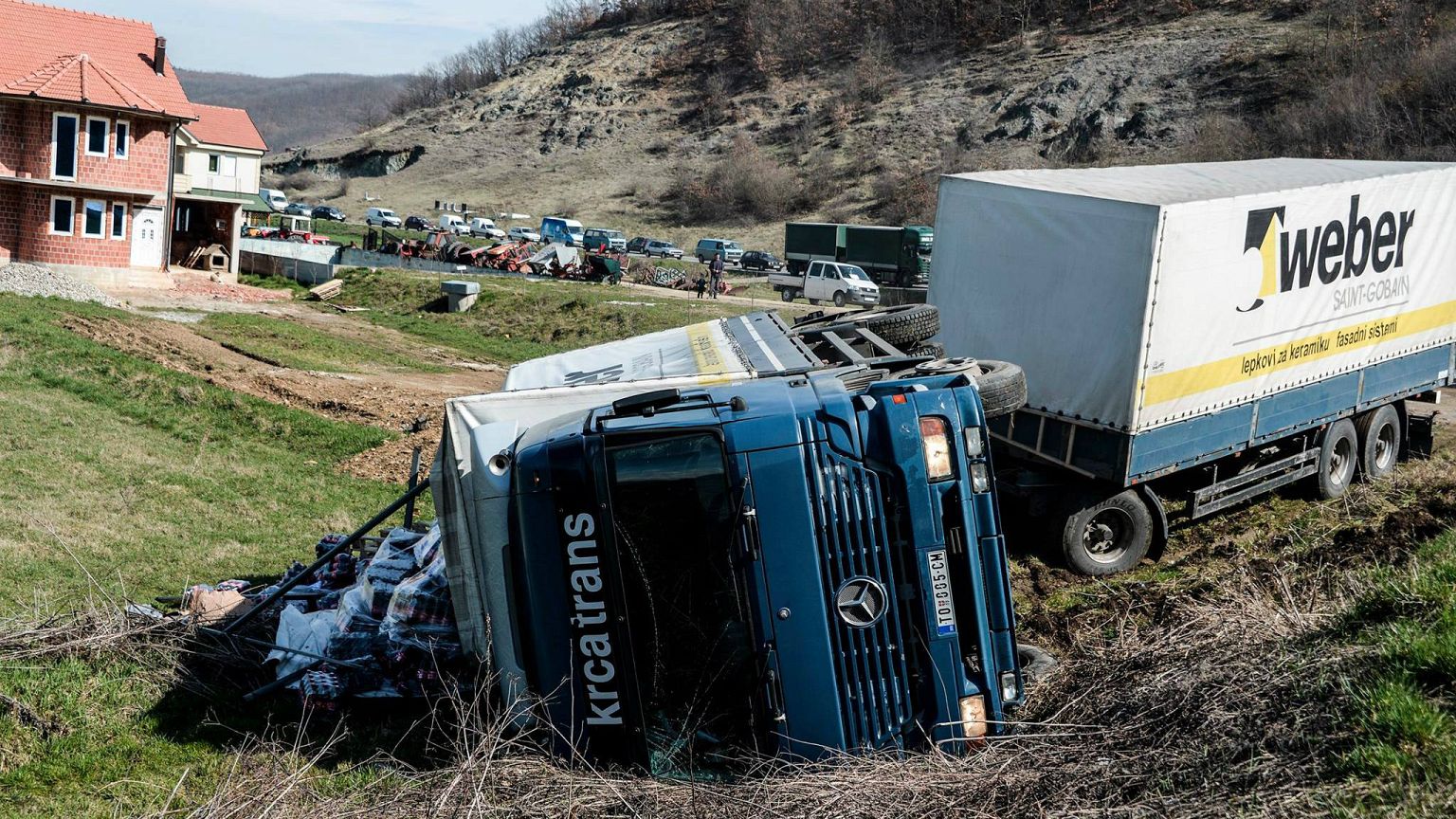 Kosovo: Albanische Nationalisten kippen serbischen LKW um