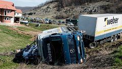 Kosovo: Albanische Nationalisten kippen serbischen LKW um