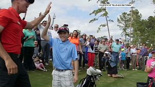 Golf: un 11enne realizza un hole-in-one davanti agli occhi di Tiger Woods