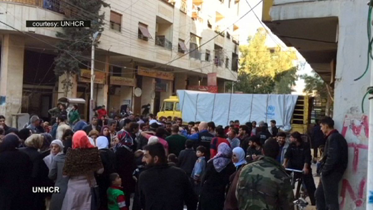 توزيع المساعدات الإنسانية في ضواحي العاصمة السورية دمشق