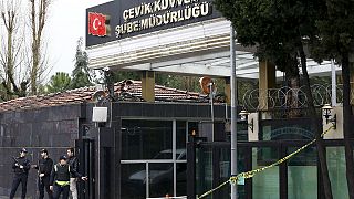 مقتل شرطييْن تركييْن وإصابة العشرات في هجوم استهدف مركبة عسكرية جنوب شرق تركيا