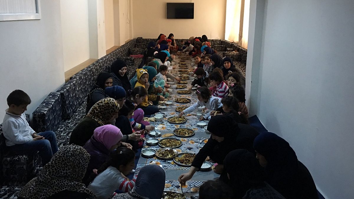 В турецком Акчакале приютили сирийских вдов и детей