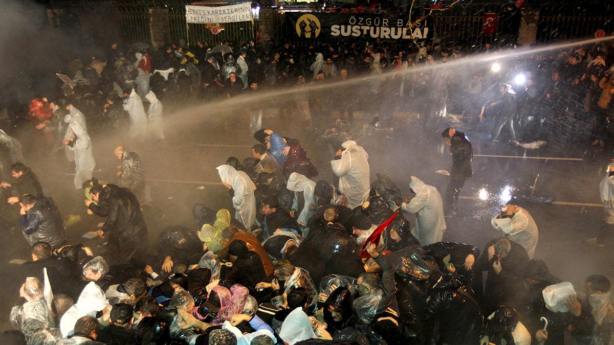 Tüntetés egy török szerkesztőségi razzia ellen