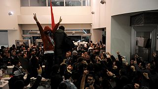 بازگشت خبرنگاران به دفتر روزنامه زمان در حضور نیروهای پلیس