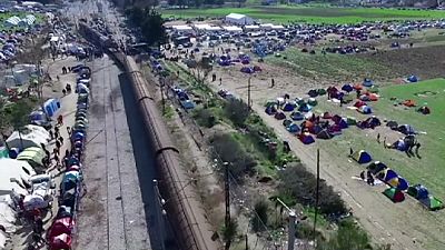 Les migrants bloqués aux frontières en Grèce, vus d'un drone
