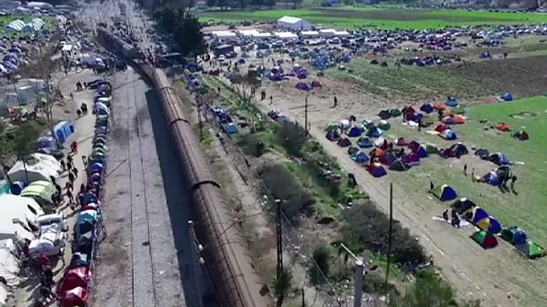 Un drone filma la protesta dei migranti bloccati in Grecia Un drone filma la protesta dei migranti bloccati in Grecia