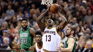 Nba: Cleveland piega Boston 120-103, LeBron ne fa 28 e supera Duncan