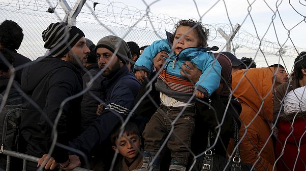 "Niemand kümmert sich um uns" - Etwa 14.000 verzweifelte Flüchtlinge in Idomeni "Niemand kümmert sich um uns" - Etwa 14.000 verzweifelte Flüchtlinge in Idomeni