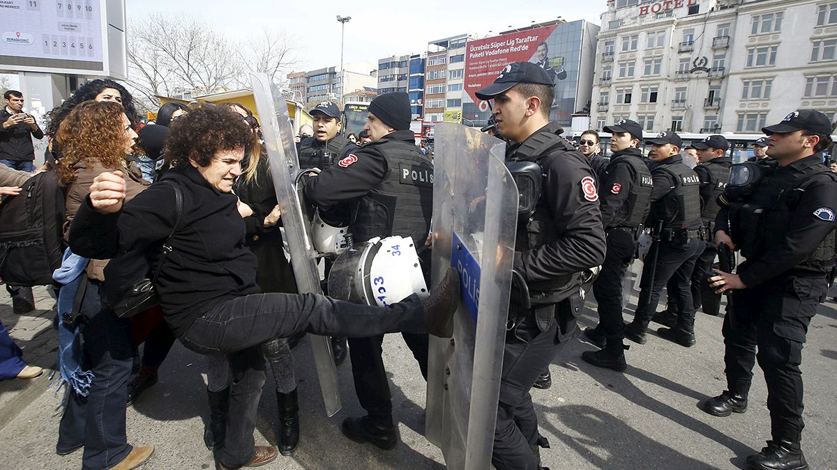 Turquia: Polícia dispersa manifestação do Dia da Mulher com balas de borracha