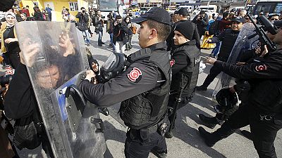 Violenta represión de la marcha por el Día de la Mujer en Estambul