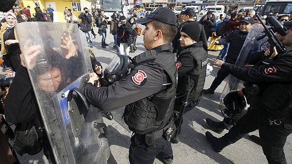 A Istanbul le donne in strada contro la violenza della polizia A Istanbul le donne in strada contro la violenza della polizia